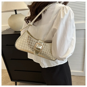 Détail du sac en cuir verni doré clair avec motif pied-de-poule et boucle dorée