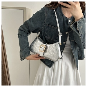 Détail du sac bandoulière argenté avec motif pied-de-poule gaufré et boucle en métal