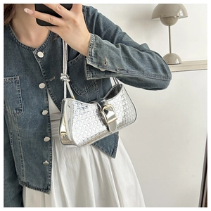 Détail du sac baguette argenté avec texture pied-de-poule et boucle métallique chic