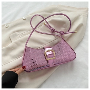 Détail du sac en cuir verni rose à motif pied-de-poule et boucle dorée chic