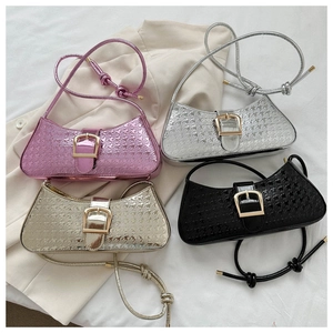 Détail macro de quatre sacs en cuir verni brillant avec texture étoilée et boucle en métal