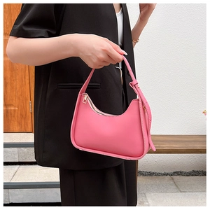 Sac sous le bras chic en cuir rose avec fermeture éclair en métal en décor extérieur