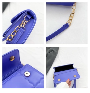 Detail van paarse gewatteerde kunstlederen tas met gouden hardware en magnetische sluiting