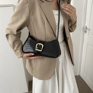 Sac baguette en cuir verni noir à motif pied-de-poule et boucle dorée