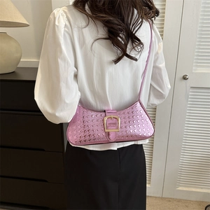 Sac baguette Y2K rose métallisé avec gaufrage en étoile et boucle dorée sur mannequin