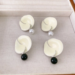 Boucles d'oreilles pétales en émail blanc cassé avec perles et agates noires