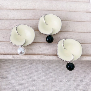 Boucles d'oreilles exagérées en émail crème avec onyx noir et accents de perles