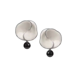 Boucles d'oreilles fleurs en émail blanc et agate noire avec tiges en argent pour femme