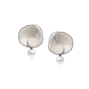 Détails de boucles d'oreilles fleur en émail blanc avec perles rondes et argent