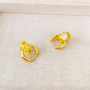 Fashionable gold hoop earrings with yellow dried flower resin pendant for women