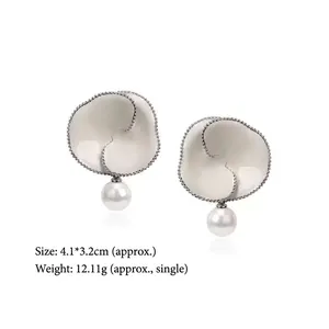 Boucles d'oreilles fleurs blanches élégantes avec perles et bordure argentée