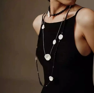 Ensemble collier long pour femme avec perles noires et pendentif fleur en émail blanc