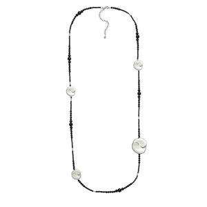 Long collier perles en agate noire et fleurs émaillées blanches pour pull élégant