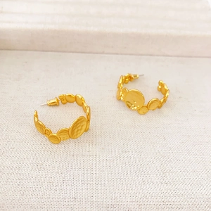 Fashionable gold-plated C-shaped earrings with textured disc拼接 for women