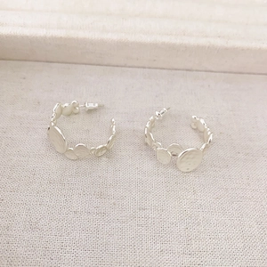 Fashionable C-shaped silver earrings with textured round disk splicing for women