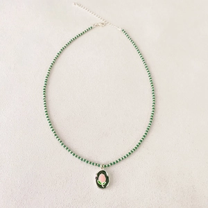 Collier en perles d'agate verte avec pendentif tulipe rose en émail et fermoir argent