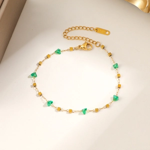 Armband aus K18 vergoldetem Edelstahl mit grünen Kristallsteinen und kleinen Goldperlen