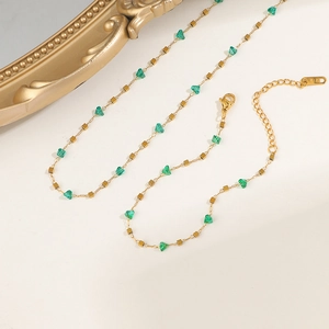 Elegante 18K vergoldete Titanstahlhalskette mit grünen Kristallperlen und Karabinerverschluss