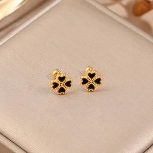 Boucles d'oreilles trèfle plaquées or 18 carats avec cœurs noirs et bordure perlée chic