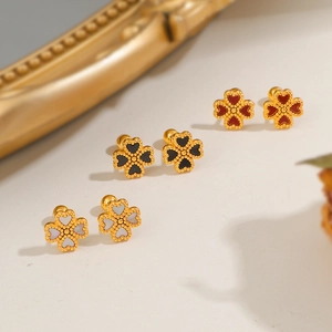 Trois paires de boucles d'oreilles trèfle en nacre rouge, noire et blanche et perles d'or