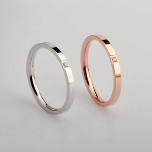 Anelli minimalisti in acciaio al titanio con singolo zircone in argento e oro rosa