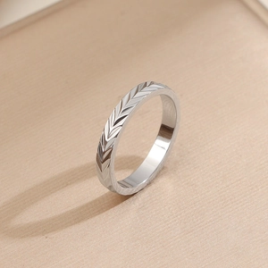 Elegante anello d'argento con trama a spiga di grano e interno lucido su espositore