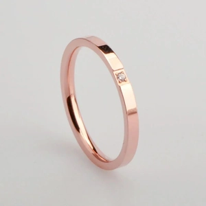 Anello minimalista in titanio oro rosa con un singolo zircone lucente dal design moderno