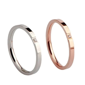 Set di anelli minimalisti in acciaio al titanio con zircone in argento e oro rosa