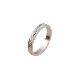 Anello minimalista in argento con motivo a spiga di grano e interno lucido su bianco