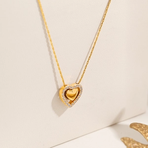 Collier en acier titane doré avec pendentif double cœur et pierres de zircon scintillantes