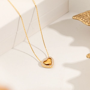 Élégant collier double cœur en acier titane doré 18 carats serti de zircons brillants
