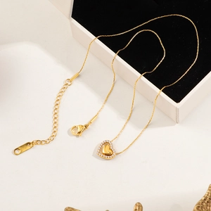 Collier cœur en acier titane doré avec cristaux pavés et pendentif cœur poli intérieur