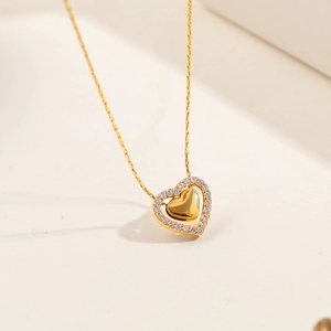 Collier avec pendentif cœur en acier titane doré et incrustation de zircon brillant