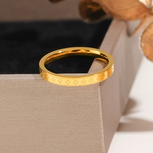 Elegant gold clover kaleidoscope ring with textured floral relief for women jewelry