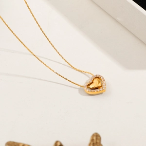 Élégant collier cœur en titane doré avec pavé de cristaux scintillants et pendentif poli