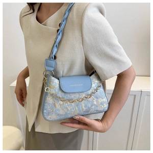 Seitenansicht der hellblauen Jacquard-Schultertasche mit Herzkette und Gold-Schriftzug