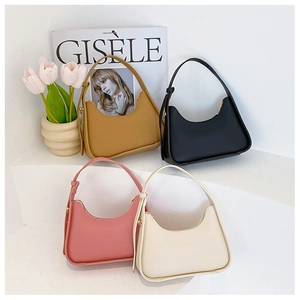 Sacs hobo en forme de croissant en kaki, noir, rose et blanc sur un décor minimaliste