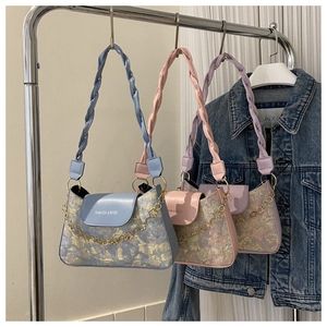Detailansicht bestickter Vintage-Taschen in Blau, Rosa und Lila mit goldener Kette