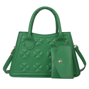Groene trapezium handtas met klaver reliëf inclusief kleine tas en schouderband set