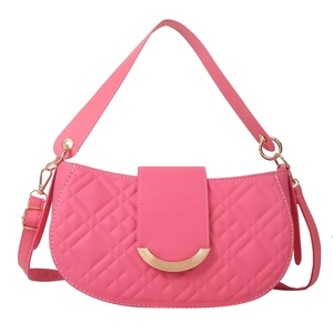 Chique magenta halfronde crossbodytas met ruitvormig stiksel en gouden halve maan sluiting