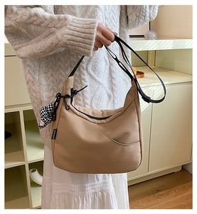 Détail du sac hobo kaki avec bandoulière réglable et breloque ours à carreaux mignonne