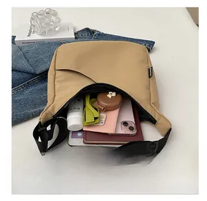 Vue de dessus du sac cabas kaki montrant l'intérieur spacieux et les accessoires
