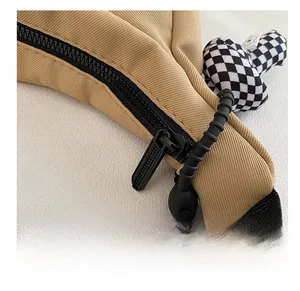 Détail d'une fermeture éclair noire lisse sur un sac cabas en toile kaki résistant
