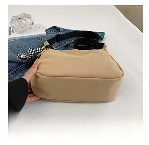 Gros plan sur la base renforcée résistante d'un sac cabas minimaliste en nylon beige