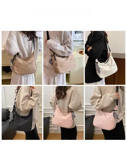 Vues multiples d'un sac fourre-tout en nylon avec nœud à carreaux et bandoulière large