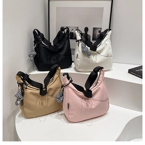 Sacs cabas minimalistes en nylon en quatre couleurs avec breloques d'ours
