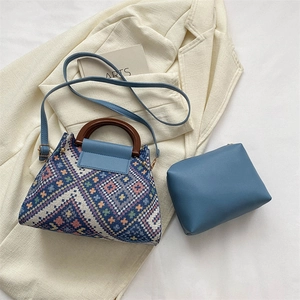 Detailaufnahme der Retro-Plaid-Beuteltasche mit Holzgriff und passender Mini-Tasche