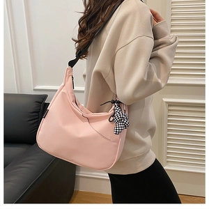 Sac bandoulière rose en forme de croissant avec sangle réglable et breloque lapin à carreaux
