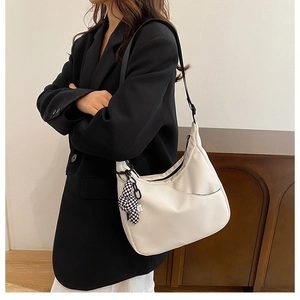 Sac fourre-tout demi-lune beige avec bandoulière noire et breloque lapin chic