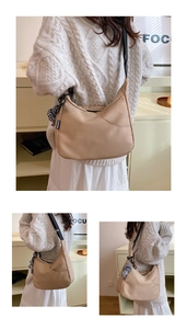Détails du sac demi-lune en nylon beige avec bandoulière et nœud à carreaux